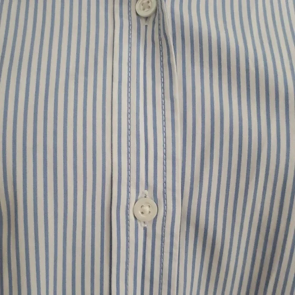 Woman's size 10 Gap button up - Picture 3 of 4